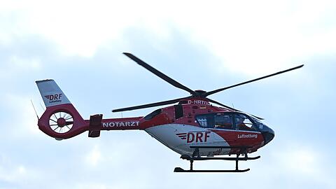 Der Rettungshubschrauber flog zu dem Unfallort. (Symbolbild)