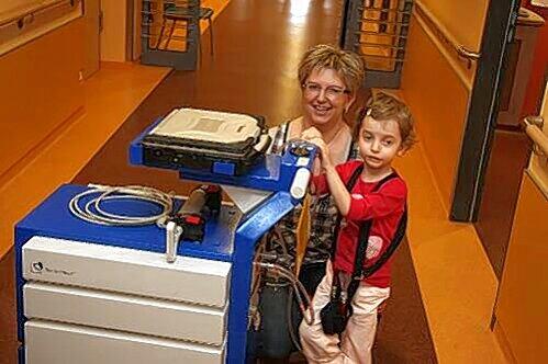 So sieht es aus, wenn Lara mit ihrer Mama Heike im Klinik-Flur spazierengeht. Die 120-Kilo-Maschine hält das Kunstherz am Laufen.