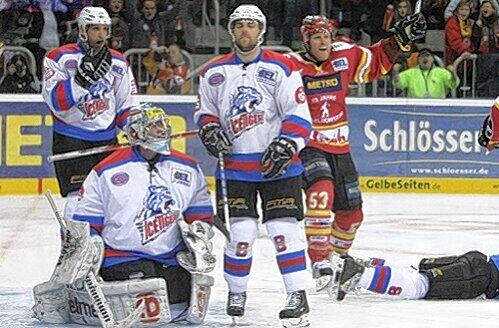 Einstand gelungen: Neu-Tiger-Goalie Petr Prikryl hielt Sieg in Düsseldorf fest.