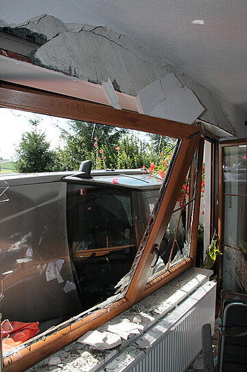 Mühldorf am Inn: Hier fliegt ein Mercedes gegen ein Haus - Bilder - Abendzeitung München
