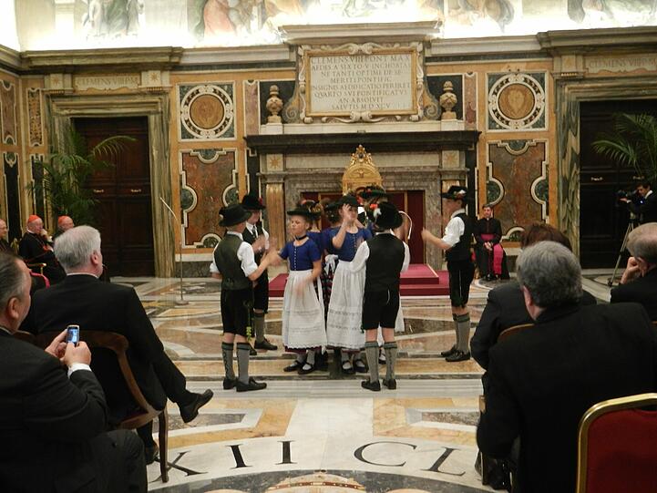 Eine bayerische Delegation besucht den Papst und gratuliert zum Geburtstag. Die AZ war für Sie in Rom. Die Bilder.