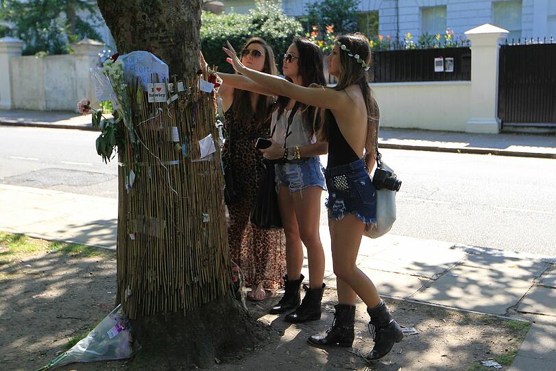 Sie
unterstütze ihre Patentochter bei einem Konzert in London. Winehouse
wirkte erneut angeschlagen und abwesend. Drei Tage später war sie
tot. Hier gedenken junge weibliche Fans der Soulsängerin.