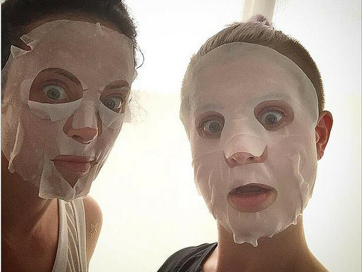 Kelly Osbourne und eine ihrer Freundinnen haben Spaß beim Auftragen einer Gesichtsmaske