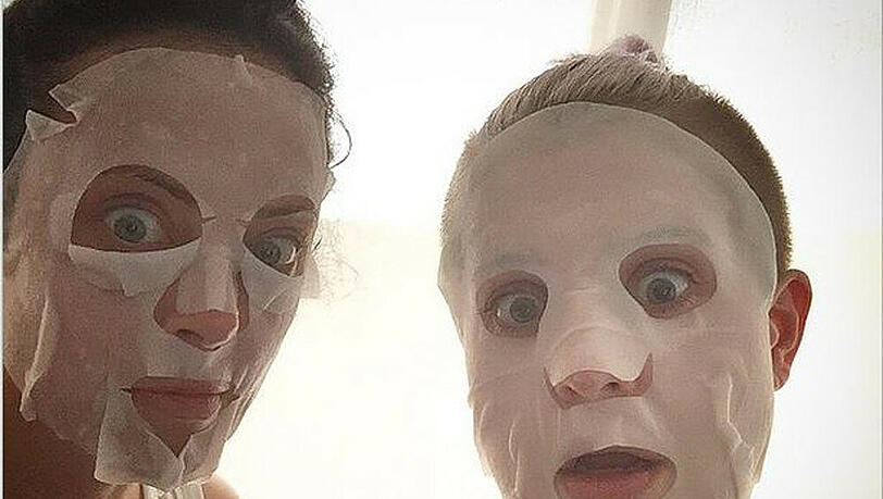 Kelly Osbourne und eine ihrer Freundinnen haben Spaß beim Auftragen einer Gesichtsmaske Kelly Osbourne und eine ihrer Freundinnen haben Spaß beim Auftragen einer Gesichtsmaske