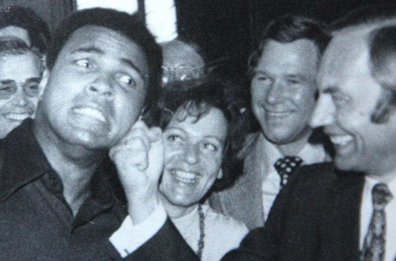 Stets für jeden Spaß zu haben: Box-Legende Muhammad Ali (l.) anlässlich des München-Kampfes mit OB Georg Kronawitter (r.).