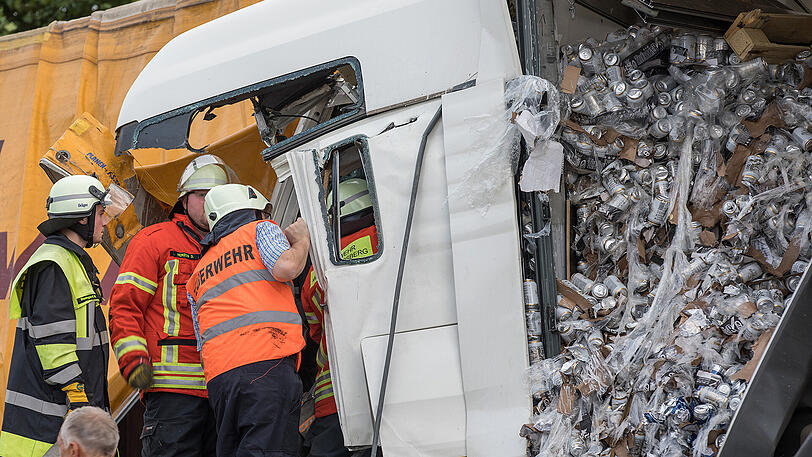 Die A9 ist ein einziges Schlachtfeld: Unzählige Bierdosen liegen nach dem Unfall auf der Fahrbahn verteilt. Beide Lkw-Fahrer kamen mit schwersten Verletzungen ins Krankenhaus.