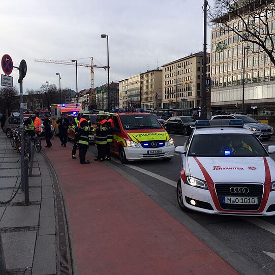 Einsatzkräfte der Feuerwehr sperren das Zwischengeschoss am Stachus ab. Wegen einer Oberleitungsstörung ist die S-Bahn-Stammstrecke derzeit gesperrt. Die Bilder vom Einsatz.