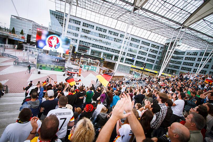 40 Quadratmeter High-End-LED-Leinwand, 2000 Zuschauer, Musik, Essen und Trinken &ndash; und WM-Spannung pur: Sei live dabei beim packendsten Fußballerlebnis Münchens im MAC-Forum am Flughafen.