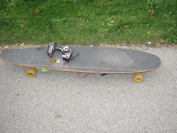 Skateboard mit Motor: Mit dieser Eigenkonstruktion war ein Student in München unterwegs.
