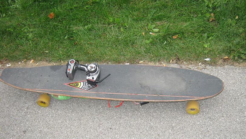 Skateboard mit Motor: Mit dieser Eigenkonstruktion war ein Student in München unterwegs.