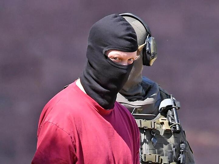 Stephan E., Tatverdächtiger im Fall des ermordeten Kasseler Regierungspräsidenten Lübcke, wird nach einem Haftprüfungstermin beim Bundesgerichtshof zu einem Hubschrauber gebracht.