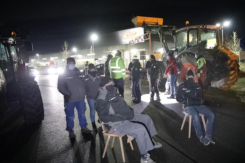 Die Polizeibeamten versuchten, die Demonstranten zum Wegfahren zu bewegen.