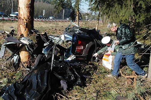 Den Beamten bot sich am Sonntagmorgen ein schreckliches Bild: Durch den heftigen Aufprall war das Audi Coupé in mehrere Teile gerissen worden.