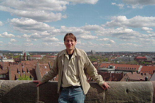 Ein Kollege machte das Foto auf der Nürnberger Burg: Krebs-Forscher Prof. Dr. Dr. Ralph Grassmann verlor den Kampf gegen die heimtückische Krankheit.
