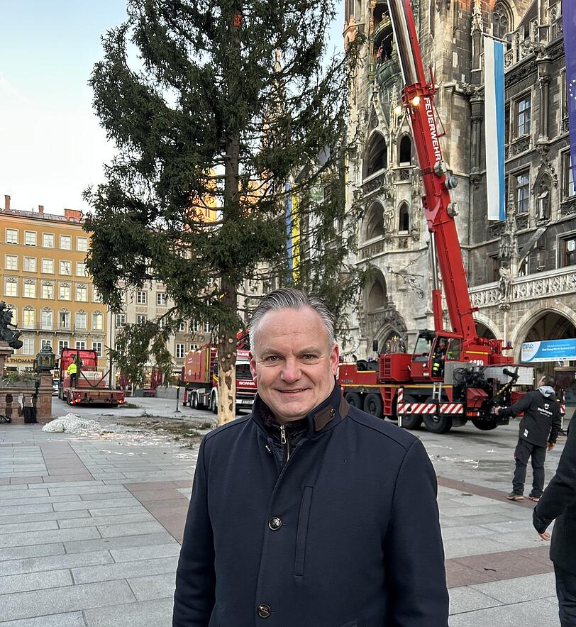 Christian Scharpf (SPD): Es ist die erste Christbaumaufstellung seiner Amtszeit als Wirtschaftsreferent von München. Christian Scharpf (SPD): Es ist die erste Christbaumaufstellung seiner Amtszeit als Wirtschaftsreferent von München.