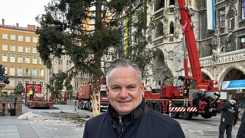 Christian Scharpf (SPD): Es ist die erste Christbaumaufstellung seiner Amtszeit als Wirtschaftsreferent von München. Christian Scharpf (SPD): Es ist die erste Christbaumaufstellung seiner Amtszeit als Wirtschaftsreferent von München.