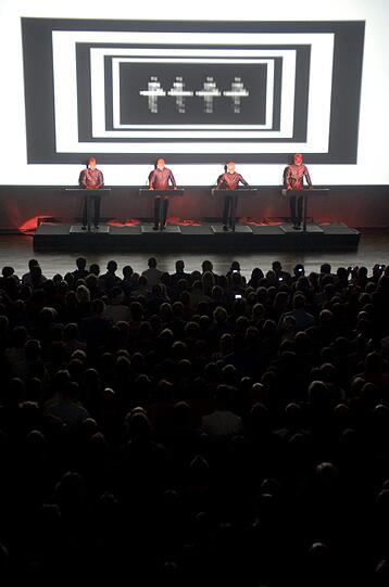 Mit ihren alten Hits "Das Model" oder "Autobahn" kann die 1970 gegründete Band Kraftwerk nach wie vor ihre Fans begeistern. Eine 3D-Show tut dabei ihr Übriges.