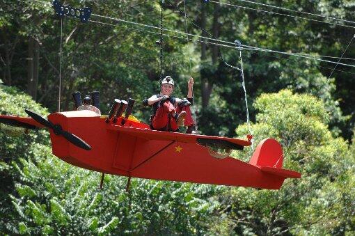 Am siebten Tag bleibt es vergleichsweise ruhig. Georgina muss sich als Pilotin versuchen, bei den 7 "Fluchzeugen".