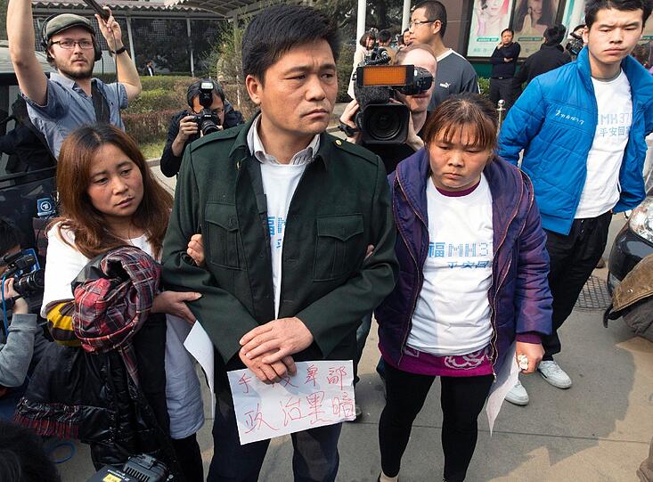 Tumultartige Szenen vor der malaysischen Botschaft in Peking. Die Angehörigen der Opfer von Flug MH370 demonstrieren für eine schnell Aufklärung der Unglücksumstände.