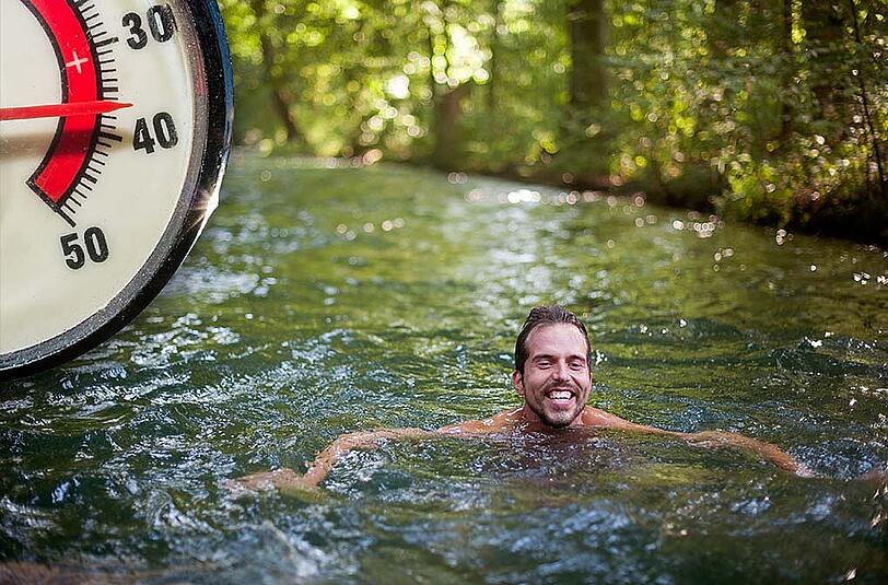 Bei Temperaturen von bis zu 35 Grad brauchen die Münchner schon eine Abkühlung. So zum Beispiel ein Sprung in den Eisbach im Englischen Garten. (Archivbild)