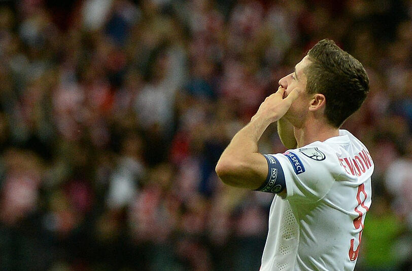 Robert Lewandowski schickt nach seinem Tor zum 3:0 eine Kusshand zu seiner Ehefrau auf die Tribüne.
