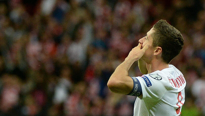 Robert Lewandowski schickt nach seinem Tor zum 3:0 eine Kusshand zu seiner Ehefrau auf die Tribüne.