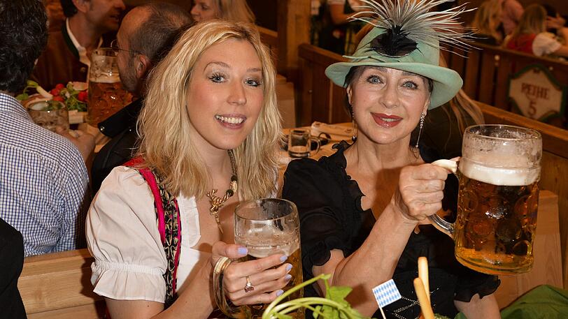 AZ-Kolumnistin Kimberly Hoppe und Christine Kaufmann beim Wiesn-Stammtisch im Schützenfestzelt zum 180. Oktoberfest 2013
