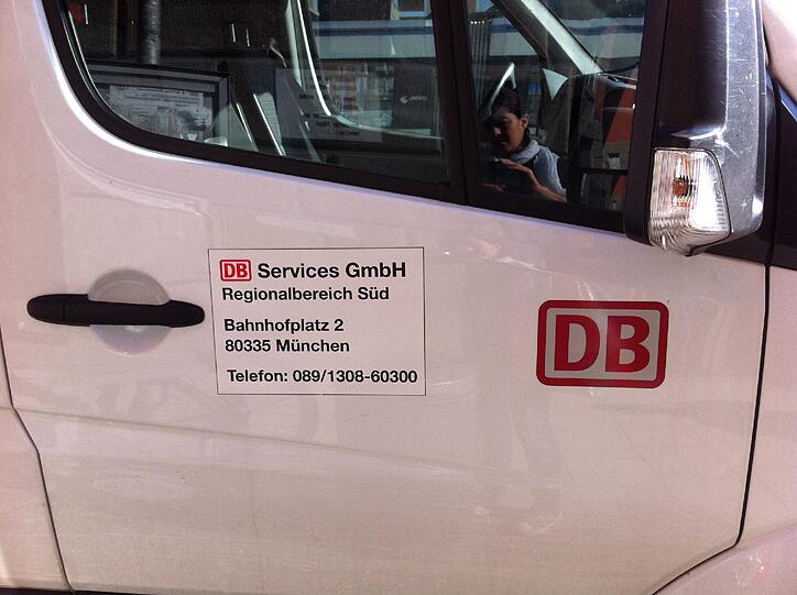 ... der weiße Sprinter ist ein Servicewagen der Deutschen Bahn.