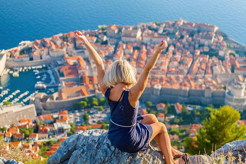 Die Hafenstadt Dubrovnik gilt als Perle Dalmatien: Am südlichsten Zipfel der Adria gelegen verzaubert sie mit Mittelalterflair und traumhaften Naturlandschaften.