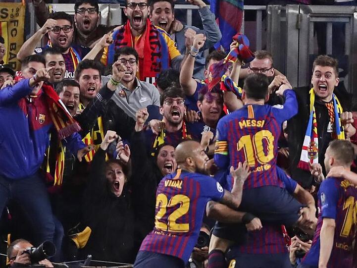 Barca's Spieler lassen sich von den Fans feiern.