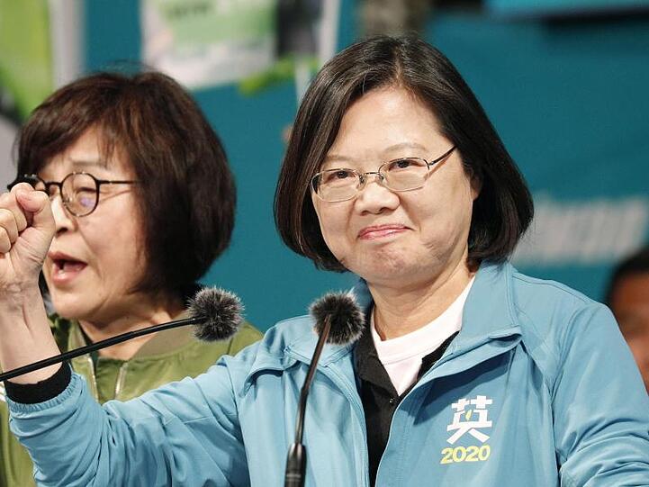 Überraschend Favoritin bei der Wahl: Taiwans Präsidentin Tsai Ing-wen hat die Wähler mit ihrer energischen Haltung gegenüber China beeindruckt.