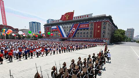 Auch Nordkoreas Ehrengarde marschiert für den russischen Präsidenten.