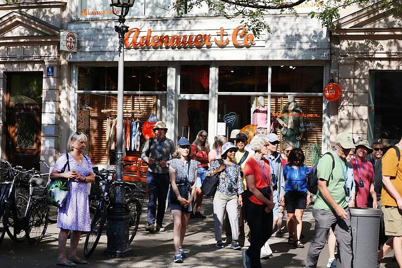 Munteres Treiben in der Prälat-Zistl-Straße.