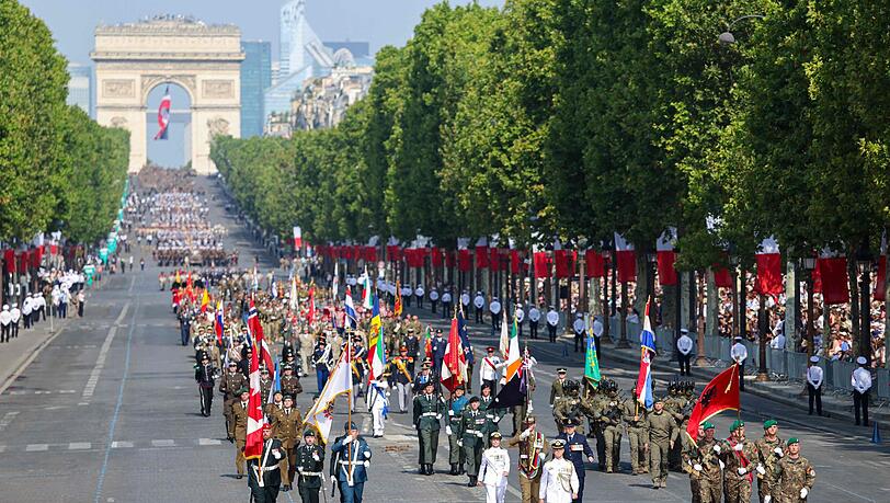 Soldaten aus Partnerstaaten der Koalition der Willigen haben die Militärparade zum französischen Nationalfeiertag in Paris angeführt. Soldaten aus Partnerstaaten der Koalition der Willigen haben die Militärparade zum französischen Nationalfeiertag in Paris angeführt.