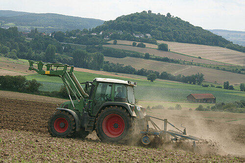 Bei der Arbeit starb ein Landwirt in Augsburg (Symbolbild)