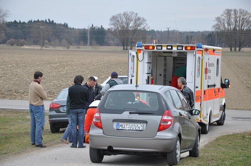Die Bilder vom tragischen Unfall im Landkreis Mühldorf. Das 7-jährige Mädchen wurde von dem VW angefahren. Ein Rettungshubschrauber brachte die Schülerin ins Krankenhaus.