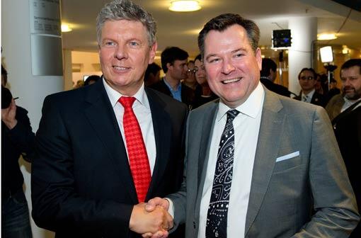 Ein Handschlag auf das bevorstehende Duell in der Stichwahl: Dieter Reiter (l.) und Seppi Schmid trafen einander am Sonntagabend im KVR.
