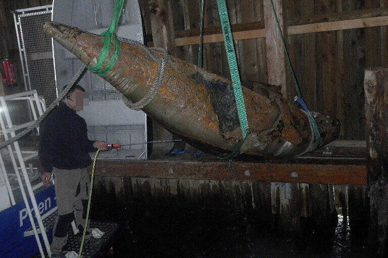 Der Flugzeugtank lag ca. 70 Jahre auf dem Grund des Chiemsees. Jetzt hat die Wasserschutzpolizei den metallenen Zeitzeugen geborgen.