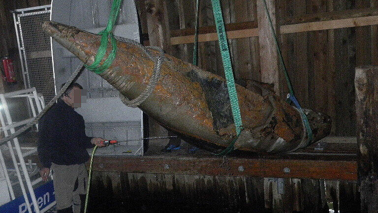 Der Flugzeugtank lag ca. 70 Jahre auf dem Grund des Chiemsees. Jetzt hat die Wasserschutzpolizei den metallenen Zeitzeugen geborgen.