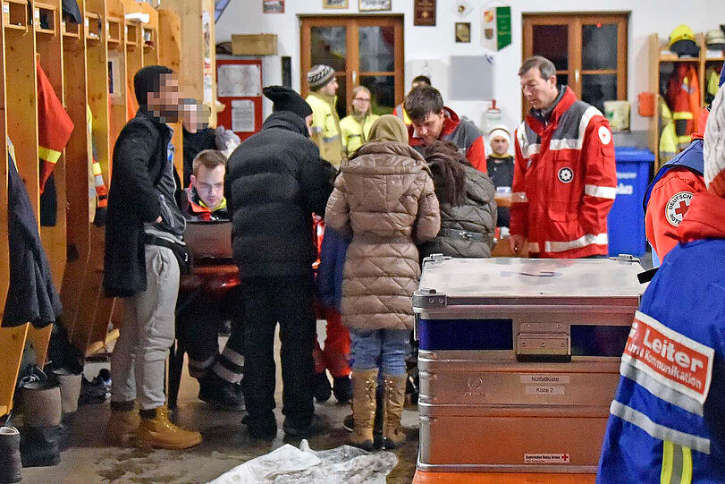 Im Feuerwehrhaus in Irschenberg wurden die Flüchtlinge medizinisch versorgt.
