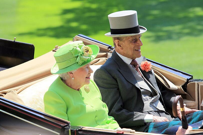 Die Queen und ihr Prinz Philip kommen in einer Pferdekutsche an