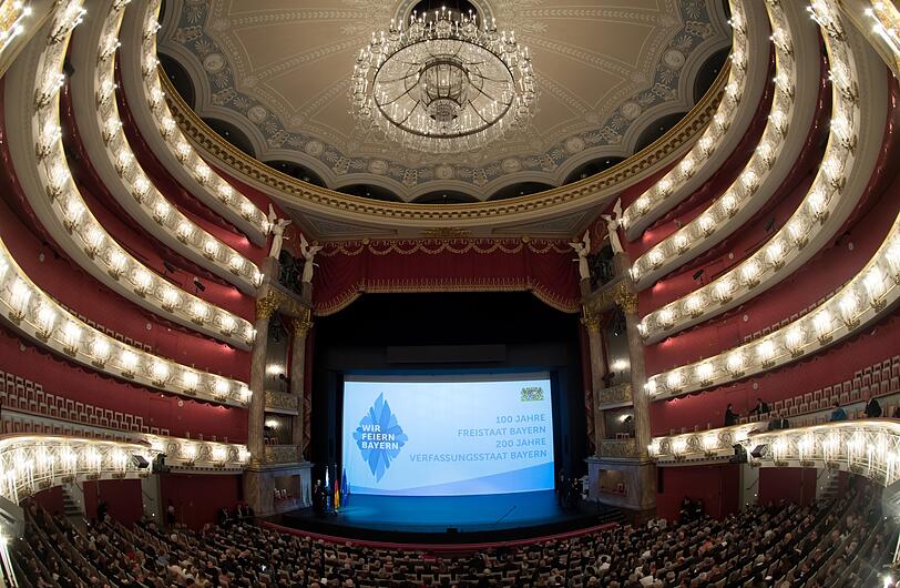 Die Teilnehmer des Staatsakts von Staatsregierung und Landtag zu "100 Jahre Freistaat Bayern" kommen vor Beginn des Staatsakts in das Nationaltheater.