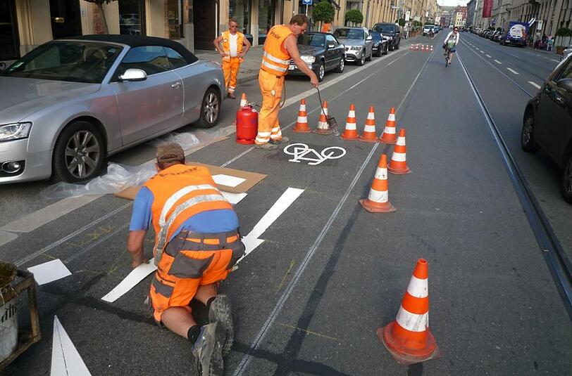 Auf der Maximilianstraße wird ein Schutzstreifen angebracht: Die Stadt München will den Radlern immer mehr Platz geben.