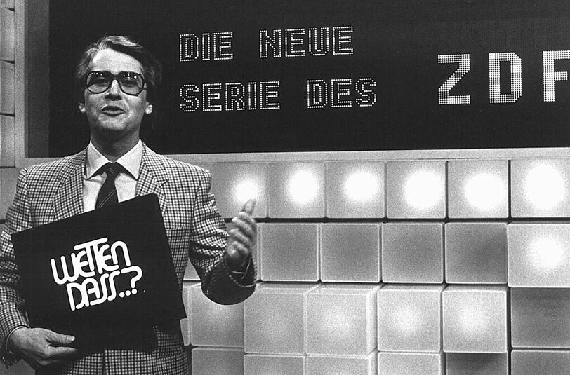 Showmaster Frank Elstner hält während der ersten Ausgabe von "Wetten, dass ..?" am 14.02.1981 das Logo in der Hand.