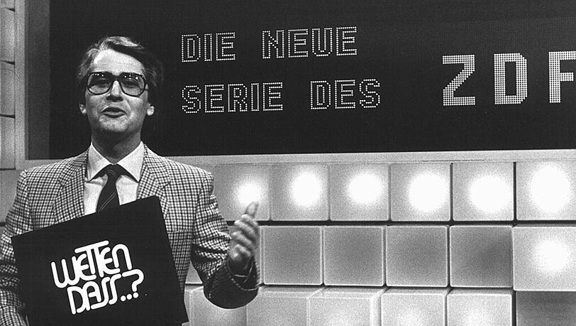 Showmaster Frank Elstner hält während der ersten Ausgabe von "Wetten, dass ..?" am 14.02.1981 das Logo in der Hand. Showmaster Frank Elstner hält während der ersten Ausgabe von "Wetten, dass ..?" am 14.02.1981 das Logo in der Hand.