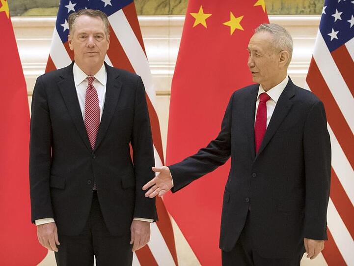 Chinas Vize-Premierminister Liu He reicht dem US-Handelsbeauftragten Robert Lighthizer die Hand.