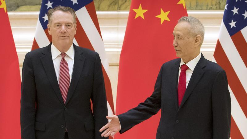 Chinas Vize-Premierminister Liu He reicht dem US-Handelsbeauftragten Robert Lighthizer die Hand. Chinas Vize-Premierminister Liu He reicht dem US-Handelsbeauftragten Robert Lighthizer die Hand.