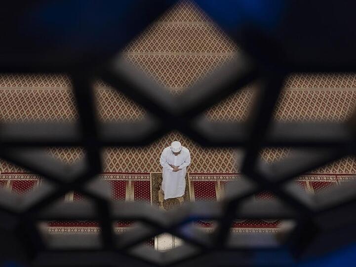 Ein Muslim betet in der Nationalmoschee in Malaysia.