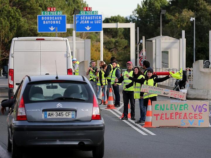"Gelbwesten" protestieren an einer Mautstelle in Biarritz.