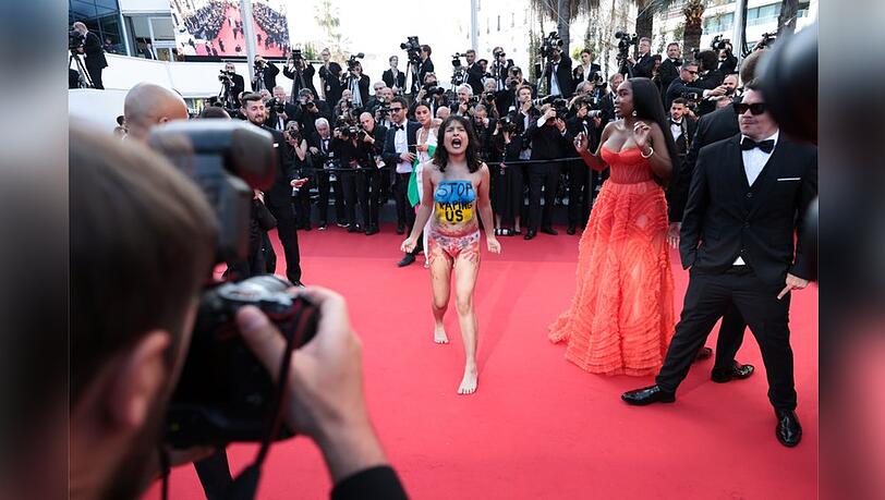 Eine unbekannte Frau stürmte am Freitag (20. Mai) den roten Teppich bei den Filmfestspielen von Cannes.